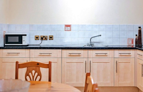 Eaton Mascott House | Wonderful villa for 2 guests with WIFI, TV and pets allowed