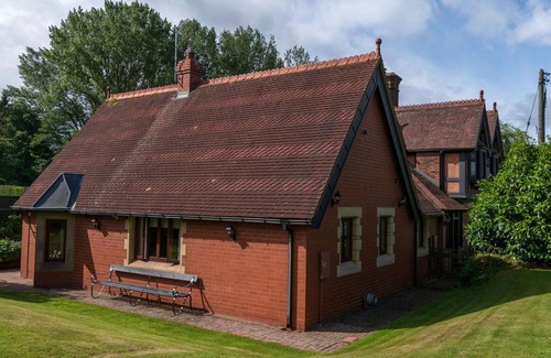 Craven Arms House | Wonderful villa for 2 guests with WIFI, TV and parking