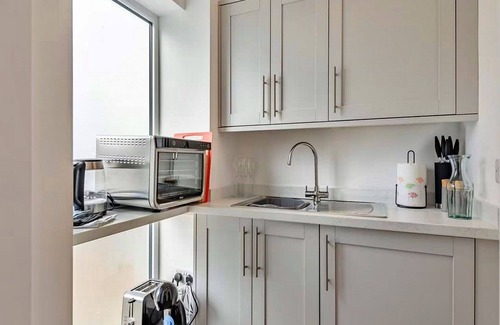Thurlby House | Wonderful villa for 2 guests with WIFI, terrace, pets allowed and parking
