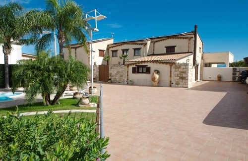 Alcamo Villa | Wonderful Villa Palme, with swimming pool, garden, free Wi-Fi, for 14 people