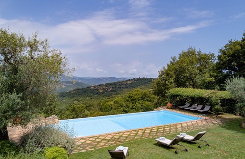 Preggio House | Wonderful villa with swimming pool shelter for body and soul!
