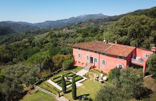 Lucca Villa | Wonderful villa with private pool, WIFI, A/C, TV, terrace and panoramic view, close to Lucca