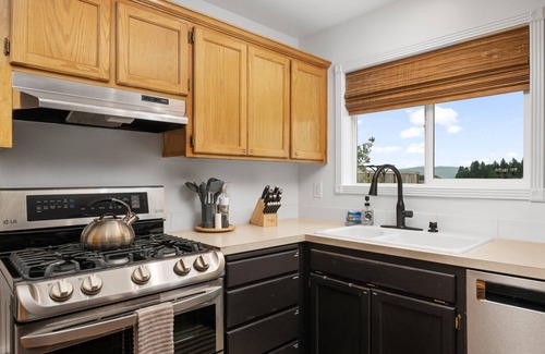 Dundee House | Wonderful Wine Country Location, Pet Friendly, Fully Fenced Backyard, 1/2 Mile From Downtown Dundee