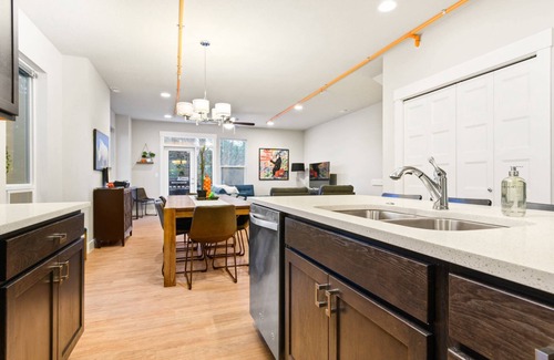 Woodstock House | Wondrous Woodstock Townhouse, Huge Open Floor Plan, Custom Décor and Artwork, Four Miles to Portland
