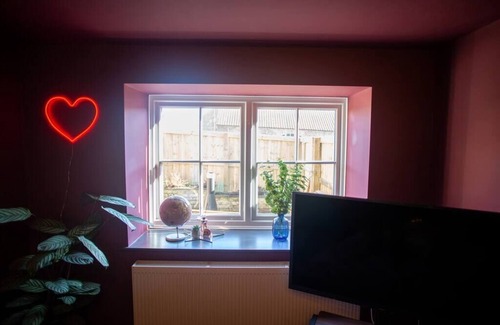 Rudston Apartment | Wood-fired Hot-tub in quirky one bed holiday home