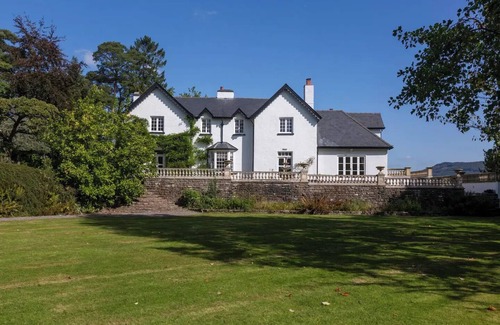 Llanhennock House | Woodbank, Entire home in Llanhennock. nn