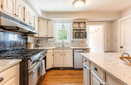 Woodstock Ski Chalet | Woodbridge Inn · 6BR Historic Charm✦Riverfront✦Hot Tub✦Close to Ski