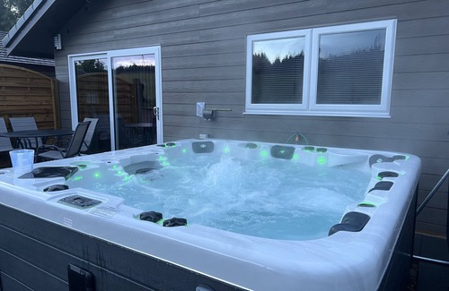 Dumfries Cottage | Woodburn Lodge With Private Hottub, Smart tv with Wifi, Veiws To Mabie Forrest