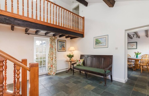 Douglas Cottage | Woodcroft is a charming cottage located in wonderfully leafy surroundings right in the heart of Doug