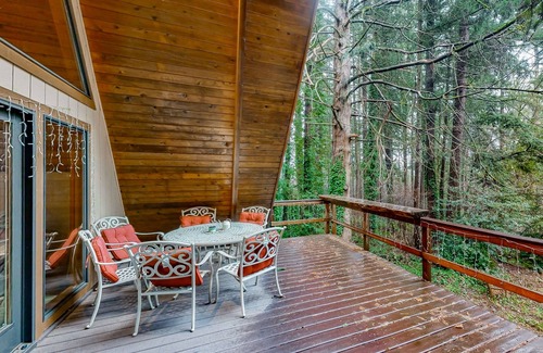 Neighbors Southwest House | Wooded hideaway, a tranquil retreat in the heart of Beaverton with loft and WiFi