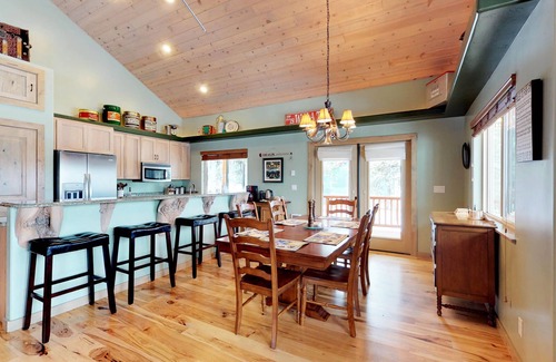 McCall House | Wooded lodge with wraparound deck & fireplace -1 block to river & near town/lake
