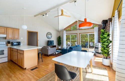 Berkeley Springs Ski Chalet | Wooded Nest, Cozy 3BR Chalet Near Spas, Downtown Berkeley Springs & Hiking