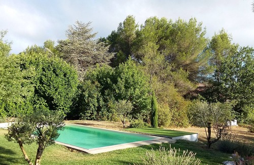 Fuveau House | Wooden house in a green setting