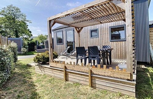 Jullouville-les-Pins House | Wooden Tiny House with terrace, pool, wifi, pets, parking - 200m from the beach