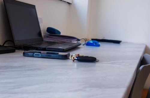Stoke-on-Trent Apartment | WoodHus Lodge Fantastic Large Double Room 3