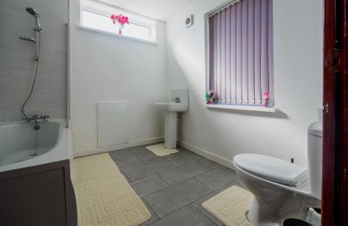 Stoke-on-Trent Apartment | WoodHus Lodge Fantastic Large Double Room 3
