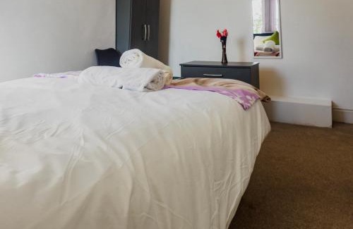 Stoke-on-Trent Apartment | WoodHus Lodge Fantastic Large Double Room 3