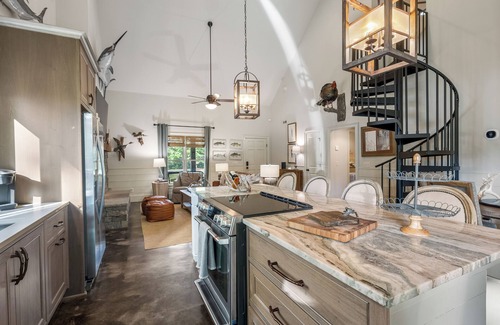 Clinton Cabin | Woodland Gameday Getaway Near Tuscaloosa – Pond Views, Pavilion, Firepits & More