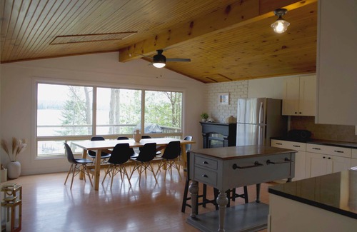 Trent Lakes Cottage | Woodland Hideaway! Relaxing Waterfront View. Sleeps 10