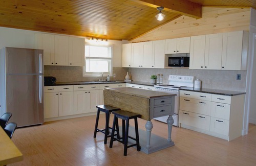 Trent Lakes Cottage | Woodland Hideaway! Relaxing Waterfront View. Sleeps 10