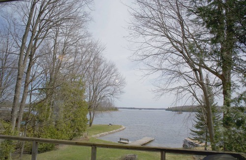 Trent Lakes Cottage | Woodland Hideaway! Relaxing Waterfront View. Sleeps 10