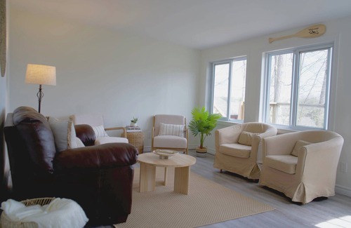 Trent Lakes Cottage | Woodland Hideaway! Relaxing Waterfront View. Sleeps 10