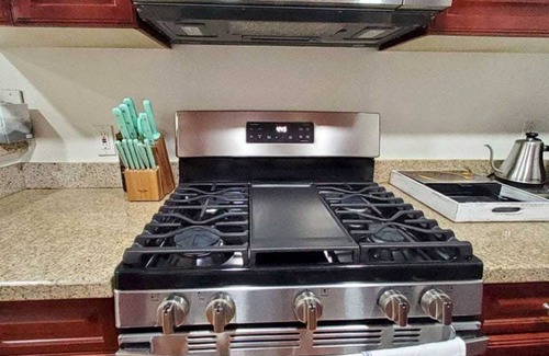 Woodland Hills Condo | Woodland Hill Condo with Pool, Gym, Free Parking