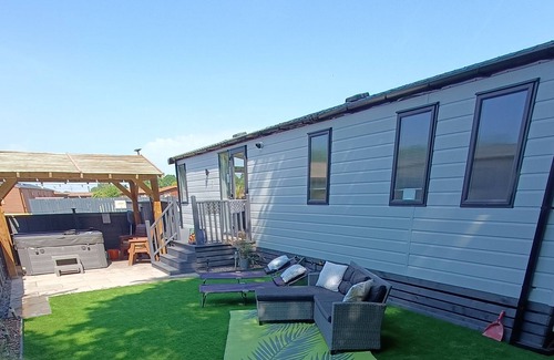 Fangfoss Cabin | Woodland Lodge A Beautiful 2 Bedroom Lodge ,hot tub ,garden Area ,pet Friendly