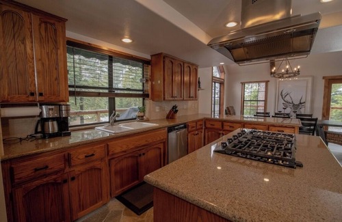 Dogwood Mountain Cabin | Woodland Retreat - Horse-Friendly + AC