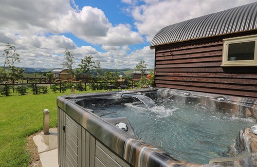 Rhayader Cottage | WOODLAND VIEW, pet friendly, with hot tub in Rhayader