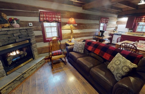Laurelville Cabin | Woodland view-Red Log Cabin