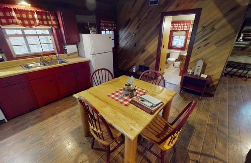 Laurelville Cabin | Woodland view-Red Log Cabin