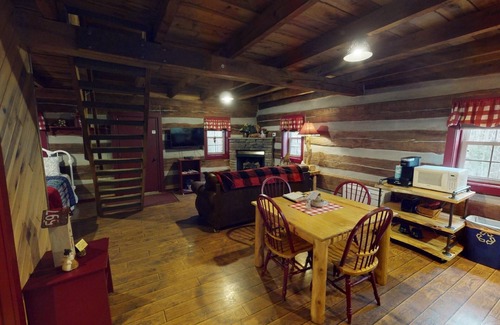 Laurelville Cabin | Woodland view-Red Log Cabin