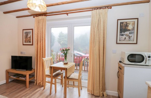 Mitcheldean Cottage | WOODS EDGE, romantic, with a garden in Mitcheldean