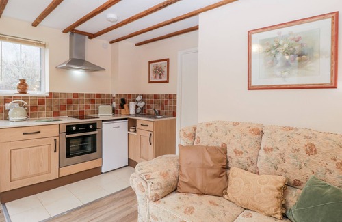 Mitcheldean Cottage | WOODS EDGE, romantic, with a garden in Mitcheldean
