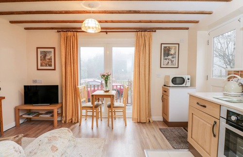 Mitcheldean Cottage | WOODS EDGE, romantic, with a garden in Mitcheldean