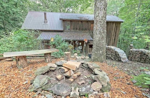 Lakemont Cabin | Woodsy Cabin near Lake Rabun Beach