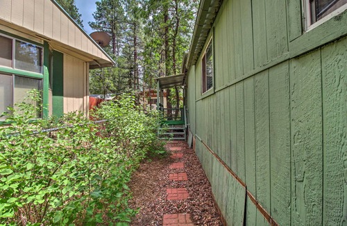 Pinetop-Lakeside Cottage | Woodsy Retreat w/Deck - 2 Mi to Rainbow Lake!