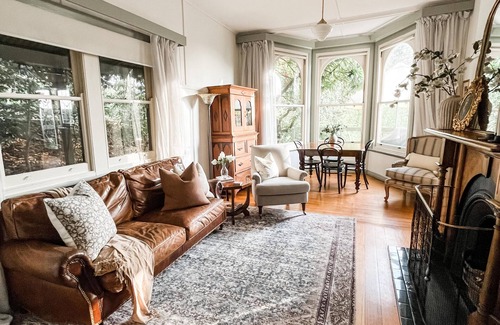 Olinda Bed & Breakfast | Woolrich Cottage - 2 Bedroom Cottage in Gorgeous Gardens