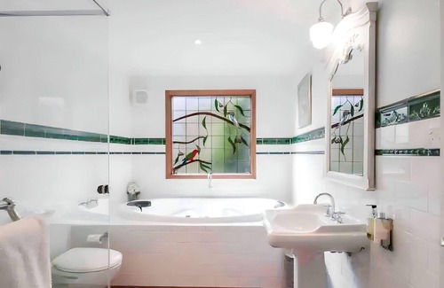 Olinda Bed & Breakfast | Woolrich Cottage - 2 Bedroom Cottage in Gorgeous Gardens