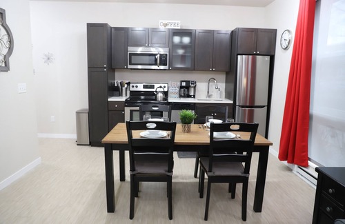 Kingfield Apartment | Work From Here#Office and Weights Area#Fast WiFi#King Bed#Roku TVs#Keurig+Coffee