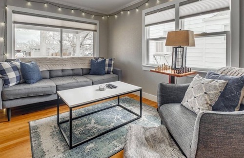 Sunnyside House | Work & Play, Sunnyside Home plus Private ADU
