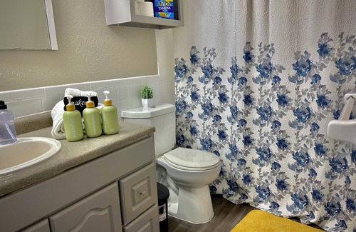 Sherman Apartment | Worker friendly, cozy, great location, quiet, full kitchen, WiFi,