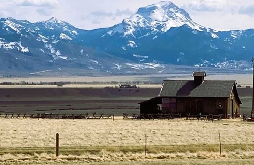 Shining Mountains Cabin | World class fishing, mountain views and easy day trips from this comfy cabin!