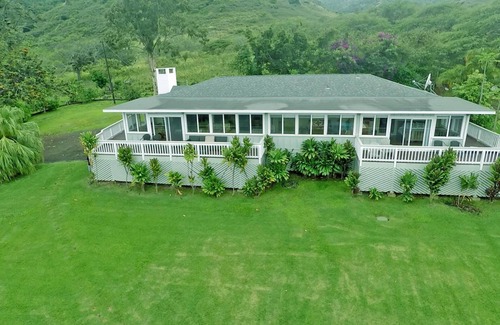 Waialua House | World Class Views & Excellent Reviews/Pickleball court and Pool
