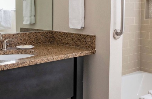Anaheim Resort Resort | Worldmark Anaheim 2-bedroom June 29-July 6, Sleeps 6 near Disneyland