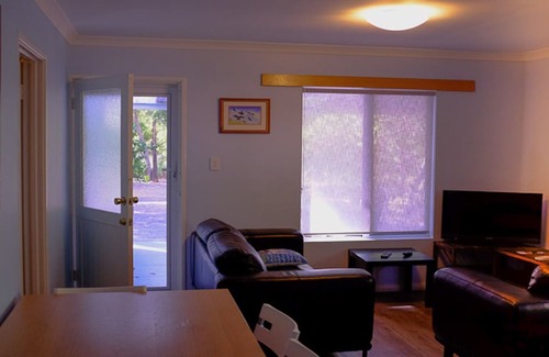 Deepdene Apartment | Wrenwood Chalets Caves Road Unit 3
