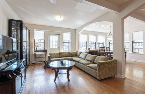 Buena Park Condo | Wrigleyville Home away from Home! 5 mins from downtown! steps from Lake! Cozy!