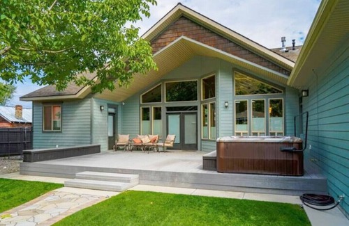 Baker City Apartment | Wunder House, Sleeps 14!