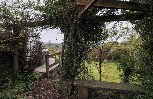 Builth Wells Cottage | WYE COTTAGE, pet friendly, with hot tub in Builth Wells
